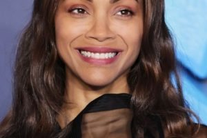 Zoe Saldana – Long Curled Hairstyle (2022) – “Avatar: The Way Of Water” Photocall