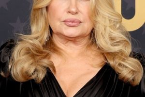 Jennifer Coolidge – Long Curled Hairstyle (2023) – 28th Annual Critics Choice Awards