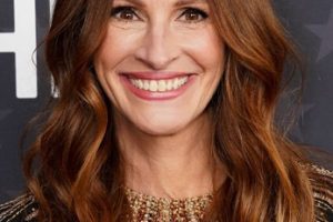 Julia Roberts – Long Curled Hairstyle (2023) – 28th Annual Critics’ Choice Awards
