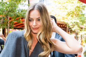 (31+) Margot Robbie Hairstyles – Long, Short, Ponytails, Updos & More!
