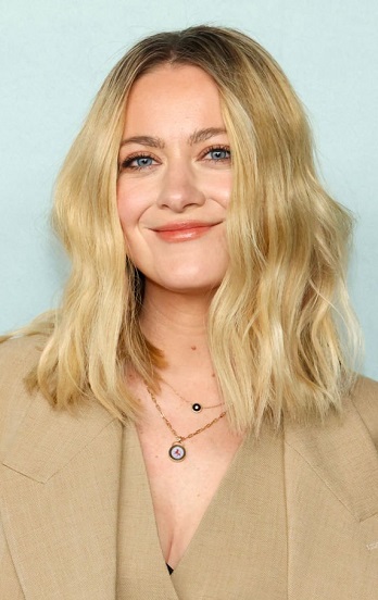Meredith Hagner - Shoulder-Length Undone Curls Hairstyle (2023) - [Hairstylist: Brian Fisher] - 20230126