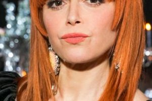 Natasha Lyonne – Long Straight Hairstyle/Choppy Layers/Bangs (2023) – New York Fashion Week