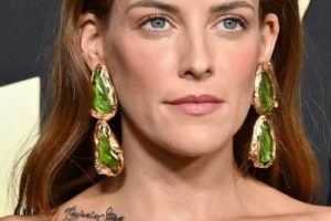 Riley Keough – Long Wavy Hairstyle (2023) – Prime Video’s “Daisy Jones & The Six” Los Angeles Premiere