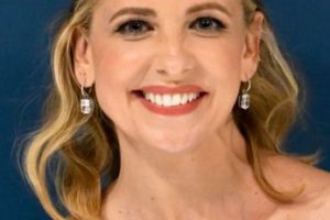 Sarah Michelle Gellar – Medium Length Curled Hairstyle (2023) – The Tonight Show With Jimmy Fallon Appearance