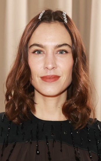 Alexa Chung - Pinned Back Clips Hairstyle (2022) - 20221204