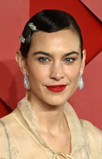Alexa Chung - Vintage Finger Curls Hairstyle (2022) - [Hairstylist: George Northwood] - 20221205