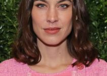 Alexa Chung – Shoulder Length Soft Wave Hairstyle (2023) – The Charles Finch & CHANEL Pre-BAFTA Party