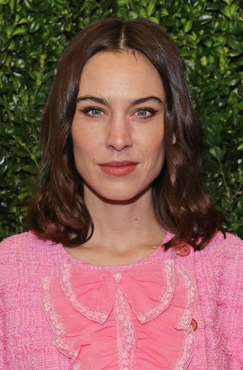 Alexa Chung - Shoulder Length Soft Wave Hairstyle (2023) - [Hairstylist: George Northwood] - 20230218