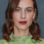 Alexa Chung - Deep Side Part Curled Hairstyle (2023) - [Hairstylist: George Northwood] - 20230220