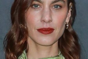 Alexa Chung – Deep Side Part Curled Hairstyle (2023) – Moncler Presents: The Art of Genius