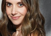 Alison Brie – Long Tousled Waves Hairstyle (2023) – W Magazine’s Annual Best Performances Party