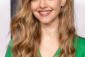 Amanda Seyfried – Long Curled Hairstyle (2022) – Hulu’s ‘The Dropout’ Los Angeles Finale Event