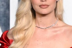 Gigi Hadid – Long Curled Hairstyle (2023) – Vanity Fair Oscar Party