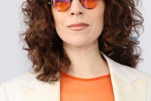 Jen Tullock – Shoulder Length Curly Hairstyle (2023) – Film Independent Spirit Awards