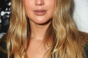 Jennifer Lawrence – Long Beachy Waves Hairstyle (2023) – W Magazine’s Annual Best Performances Party