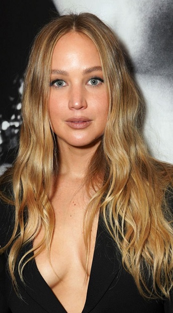 Jennifer Lawrence - Long Beachy Waves Hairstyle (2023) - [Hairstylist: Gregory Russell] - 20230224