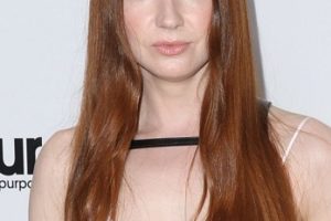 Karen Gillan – Long Straight Hairstyle (2023) – Elton John AIDS Foundation’s 31st Annual Academy Awards Viewing Party