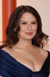 Katie Lowes - Long Curled Hairstyle (2023) - [Hairstylist: Clariss Anya Rubenstein] - 20230312