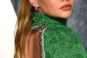 Madelyn Cline – Long Straight Pinned Back Hairstyle (2023) – Vanity Fair Oscar Party