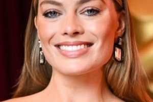 Margot Robbie – Long Straight Hairstyle (2023) – 95th Annual Academy Awards
