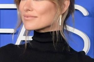 Olivia Wilde – Soft Casual Updo/French Girl Bangs (2023) – Fashion Trust US Awards