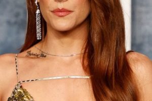 Riley Keough – Long Curled Hairstyle (2023) – Vanity Fair Oscar Party