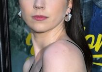 Sarah Desjardins – Long Straight Hairstyle (2023) – Showtime’s “Yellowjackets” Season Two Premiere