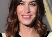 Alexa Chung – Deep Side Part Curled Hairstyle – Fashion For Relief London 2019