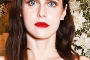 Alexandra Daddario – Slight Wave Shoulder Length Hairstyle (2023) – Fashion And Film Party 2023