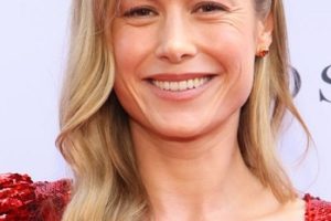 Brie Larson – Elegant Long Curled Hairstyle (2023) – Daily Front Row’s 7th Annual Fashion Los Angeles Awards