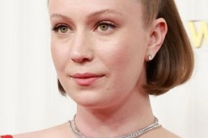 Hannah Einbinder – Half Up Half Down Hairstyle (2023) – 29th Annual Screen Actors Guild Awards