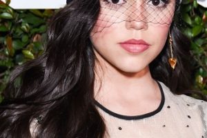 Jenna Ortega – Adorable Long Curled Hairstyle/Hat – Teen Vogue’s 2019 Young Hollywood Party