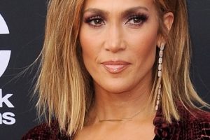 Jennifer Lopez – Shoulder Length Straight Hairstyle – Billboard Music Awards 2018