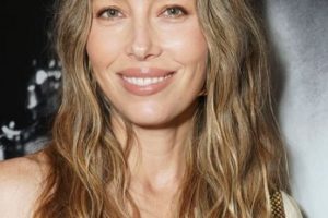 Jessica Biel – Beach Waves for Days Hairstyle (2023) – W Magazine’s Annual Best Performances Party