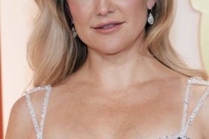 Kate Hudson – Glamorous Hollywood Waves Hairstyle (2023) – 95th Annual Academy Awards