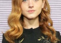 Natalia Dyer – Soft Brushed Waves Hairstyle (2023) – Brooklyn Artists Ball