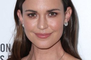 Odette Annable – Long Straight Hairstyle (2023) – Elton John AIDS Foundation’s 31st Annual Academy Awards Viewing Party