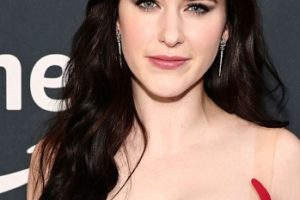 Rachel Brosnahan – Long Curled Hairstyle (2023) Nails the Glam – “The Marvelous Mrs. Maisel” Final Season Celebration