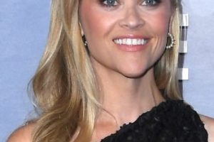 Reese Witherspoon – Long Glamour Waves Hairstyle (2023) – Apple TV+ “The Last Thing He Told Me” Premiere