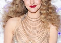 Amanda Seyfried – Super Sexy Long Curly Hairstyle (2023) – Met Gala