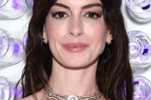 Anne Hathaway – Half Up Half Down Hairstyle (2023) – Met Gala