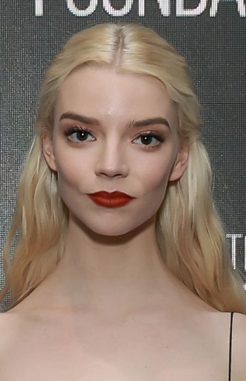 Anya Taylor Joy - Long Pinned-Back Hairstyle (2022) - [Hairstylist: Gregory Russell] - 20221113