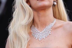 Gigi Hadid – Old Hollywood Glam Waves Hairstyle (2023) – 76th Annual Cannes Film Festival