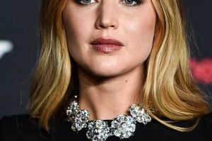 Jennifer Lawrence – Long Straight Hairstyle (2023) – CinemaCon 2023