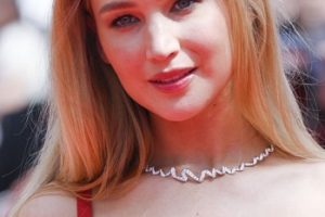 Jennifer Lawrence – Long Straight Hairstyle (2023) – 76th Annual Cannes Film Festival