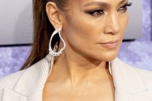 Jennifer Lopez – Half Up Half Down Hairstyle (2023) – Netflix’s “The Mother” Los Angeles Premiere