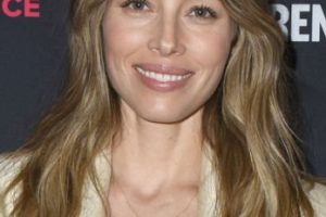 Jessica Biel – Long Beach Waves Hairstyle – The 2018 MAKERS Conference