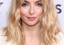 Jodie Comer – Shoulder Length Beach Waves Hairstyle (2023) – 76th Annual Tony Awards Meet The Nominees Press Event