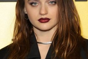Joey King – Long Curled Hairstyle (2022) – Vanities Party: A Night For Young Hollywood