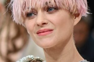 Marion Cotillard – Pink Mushroom Cap Wig (2023) – Met Gala